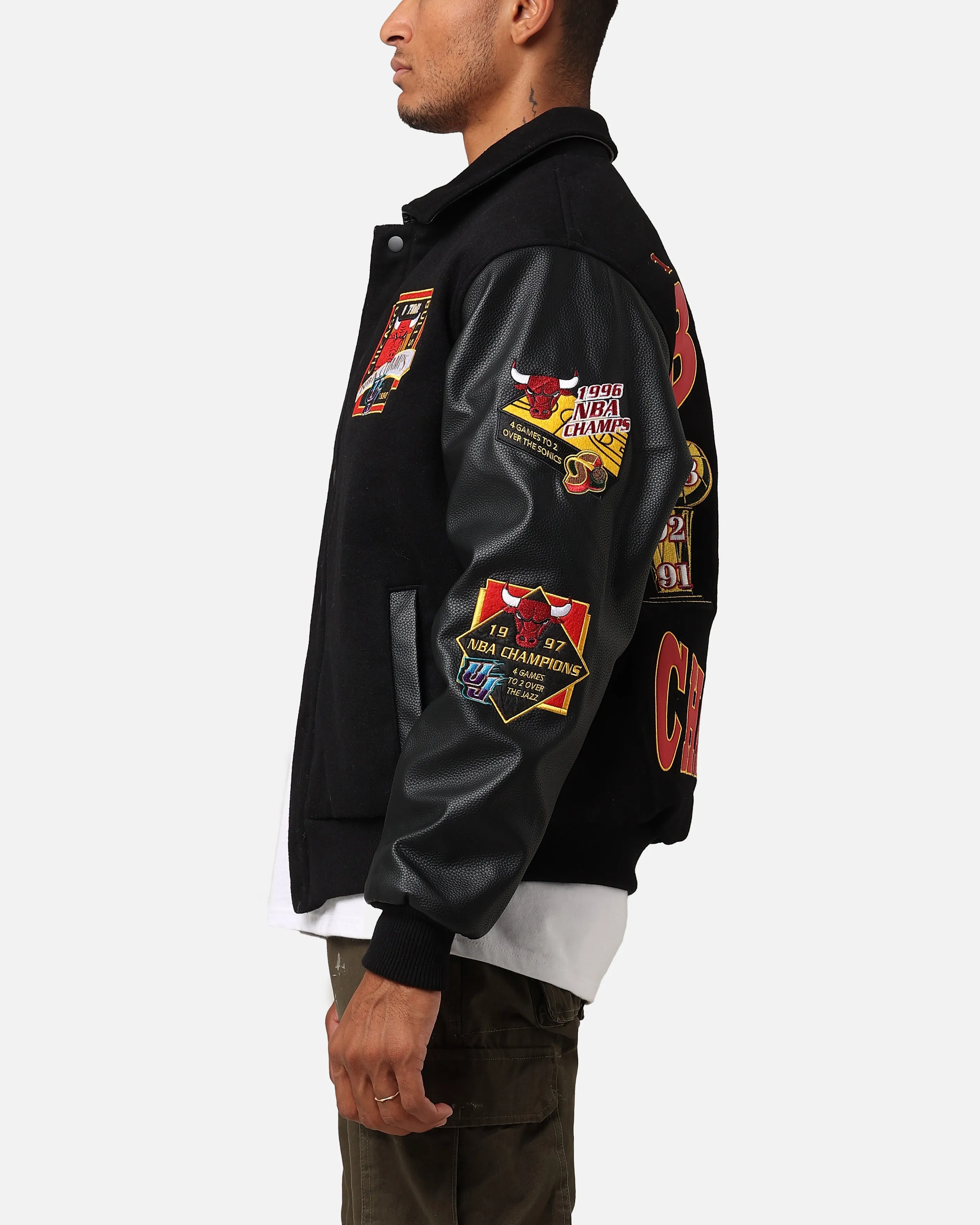 Mitchell & Ness Chicago Bulls Dynasty Jacket Black